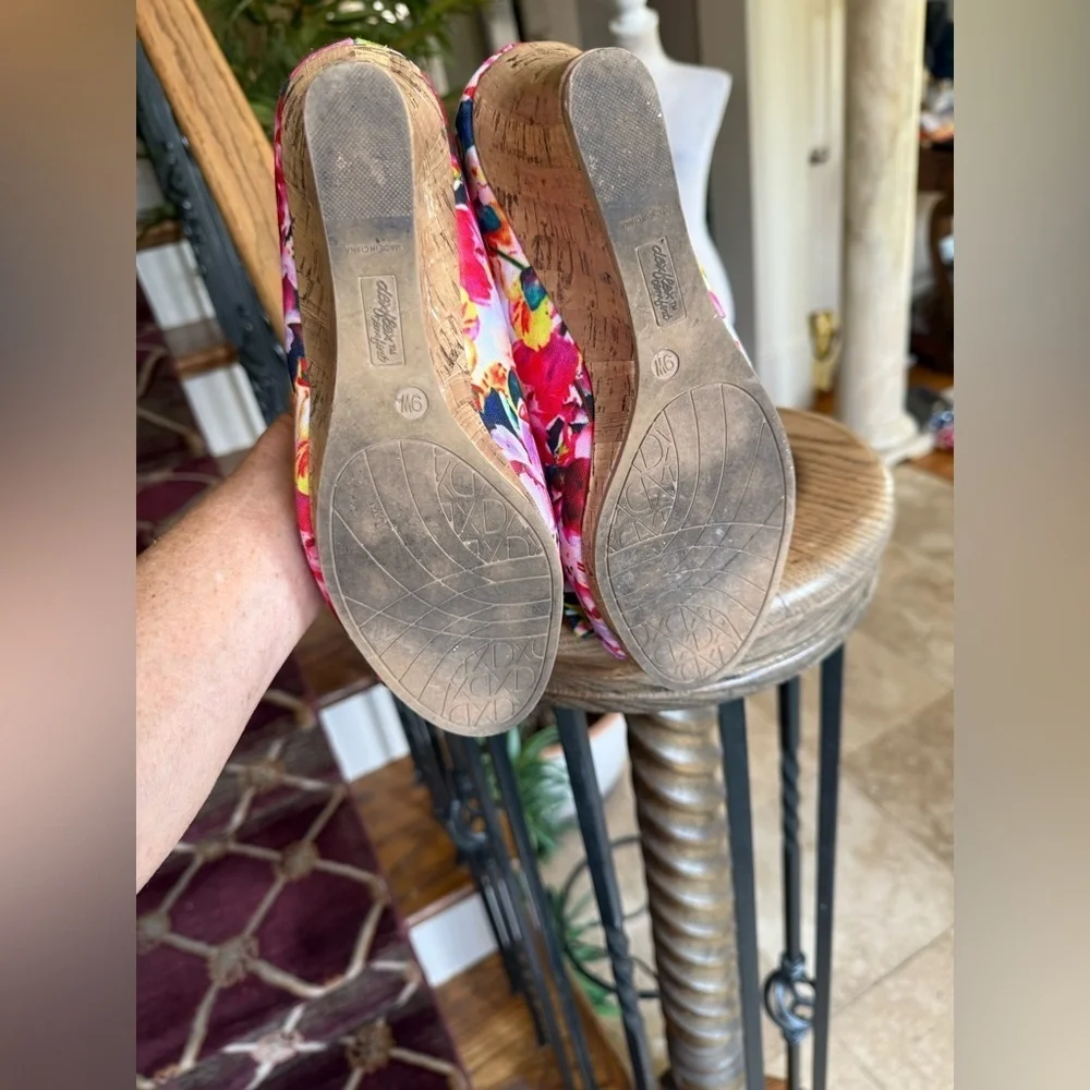Dex flex comfort ladies floral wedges very good condition nine wide 3 inch heel